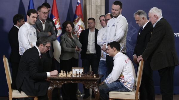 Aleksandar Vučić igra šah sa reprezentativcima Srbije - Sputnik Srbija