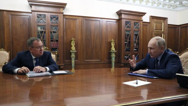 Predsednik Rusije Vladimir Putin na sastanku sa direktorom banke VTB Andrejem Kostinom - Sputnik Srbija