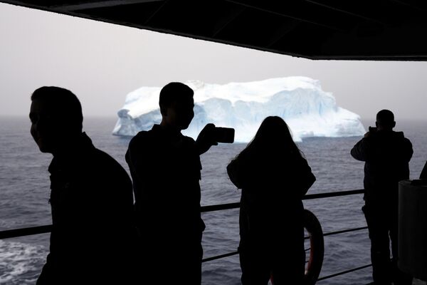 Путници на броду чилеанске морнарице гледају на санту леда у мореузу Брансфиелд. - Sputnik Србија