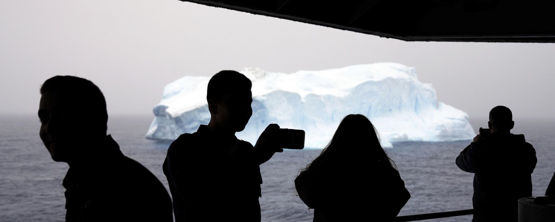 Пассажиры корабля ВМС Чили Акилес смотрят на айсберг в проливе Брансфилд, Южные Шетландские острова, Антарктида - Sputnik Србија, 1920, 29.11.2023