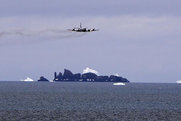 Авион чилеанске морнарице надлеће залив Филдес у близини острва Кинг Џорџ. - Sputnik Србија