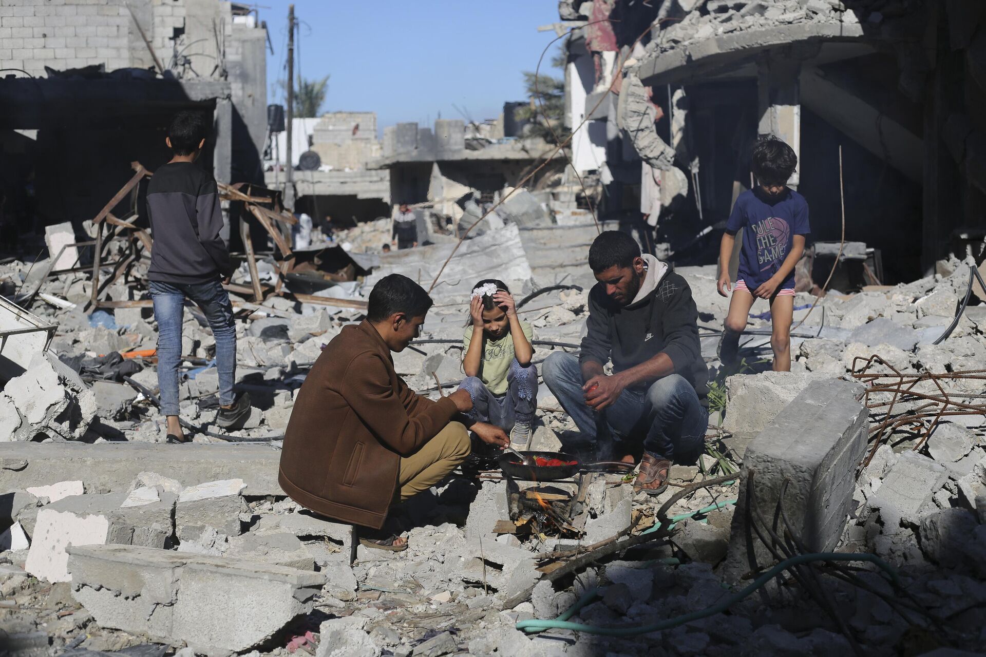 Palestinci na ruševinama svojih domova u Gazi - Sputnik Srbija, 1920, 21.01.2024