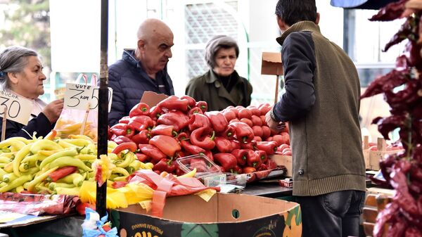 Ljudi kupuju povrće na pijaci - Sputnik Srbija
