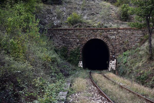 Тунел и пруга која пролази испод тврђаве Маглич - Sputnik Србија