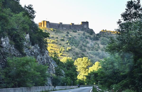 Маглич је смештен на врху брда, око кога Ибар прави оштру окуку чиме подножје брда окружује са три стране - Sputnik Србија