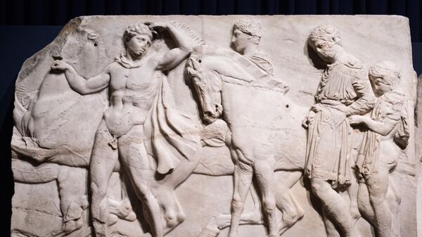 Deo friza sa Partenona koji je lord Elgin odneo sa Akropolja početkom 19. veka i koji se danas čuva u Britanskom nacionalnom muzeju - Sputnik Srbija