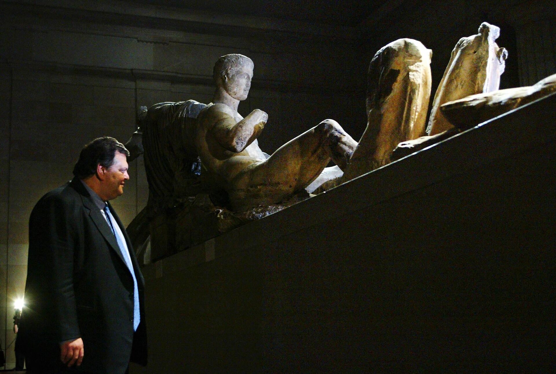 Profesor Evangelos Venizelos, grčki ministar kulture i sporta, ispituje Elginove mermere u Britanskom muzeju u Londonu 11. novembra 2002. Venizelos se sastao sa direktorom muzeja kako bi razgovarao o mogućem rešenju za vraćanje mermera u Grčku. Mermeri, isklesani oko 440. godine, bili su deo Partenona sve dok ih nije uzeo lord Elgin i doneo u Britaniju u 19. veku. - Sputnik Srbija, 1920, 01.12.2023