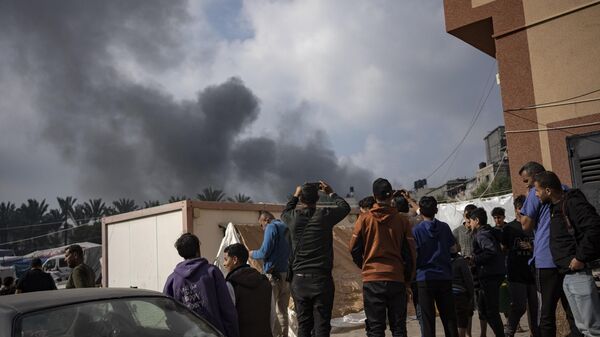 Палестинци гледају бомбардовање Кан Јуниса у Појасу Газе - Sputnik Србија