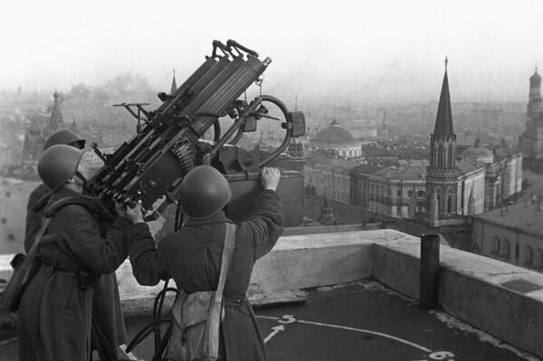 Совјетски артиљерци на крову хотела &quot;Москва&quot;. Други светски рат 1941-1945. године. - Sputnik Србија
