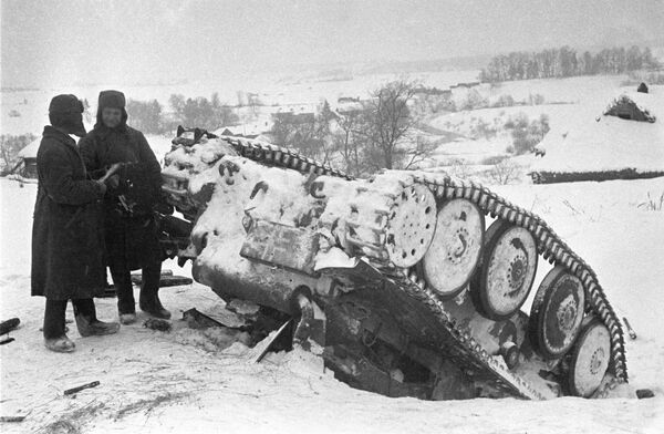 Пораз немачких трупа код Москве. Војници Црвене армије стоје поред оштећеног немачког тенка. - Sputnik Србија