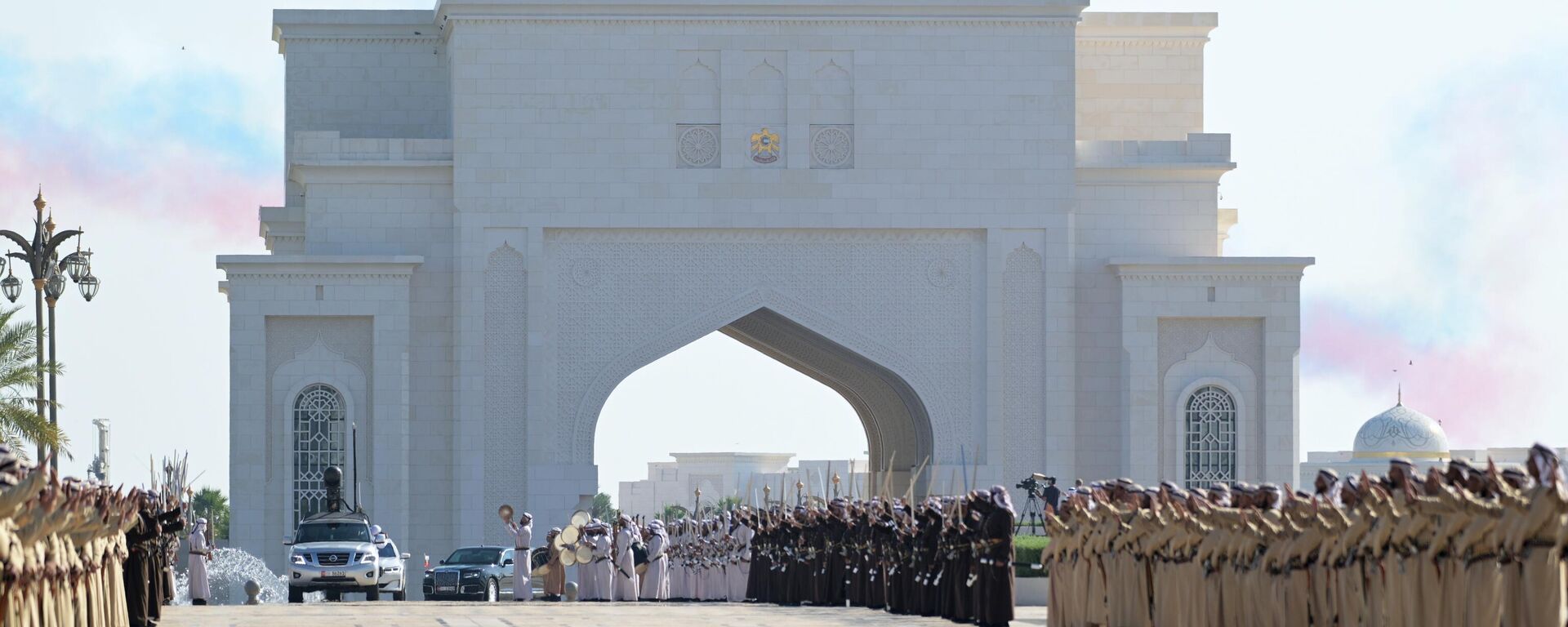 Кортеж президента РФ Владимира Путина прибыл во дворец Каср Аль-Ватан в Абу-Даби в рамках визита российского президента в Объединенные Арабские Эмираты - Sputnik Србија, 1920, 28.01.2026