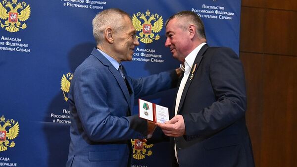 Ambasador Aleksandar Bocan-Harčenko uručuje orden Dušanu Bajatoviću  - Sputnik Srbija
