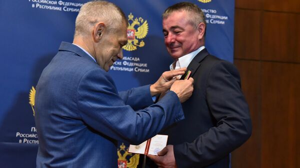 Ambasador Bocan-Harčenko uručuje orden Dušanu Bajatoviću - Sputnik Srbija