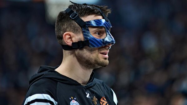 Aleksa Avramović sa zaštitnom maskom na licu - Sputnik Srbija