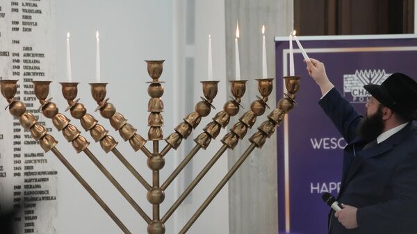 Рабин пали свеће на менори у пољском парламенту у Варшави - Sputnik Србија