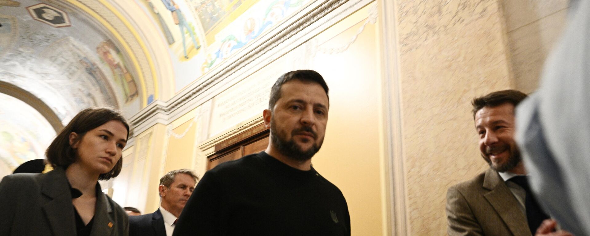 Ukrainian President Volodymyr Zelensky  walks through the US Capitol as he meets with lawmakers on Capitol Hill in Washington, DC, on December 12, 2023. - Sputnik Србија, 1920, 13.12.2023