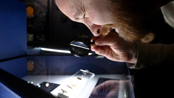 Mužčina osmatrivaet эksponat na vыstavke Pod znakom zodiaka - Sputnik Srbija