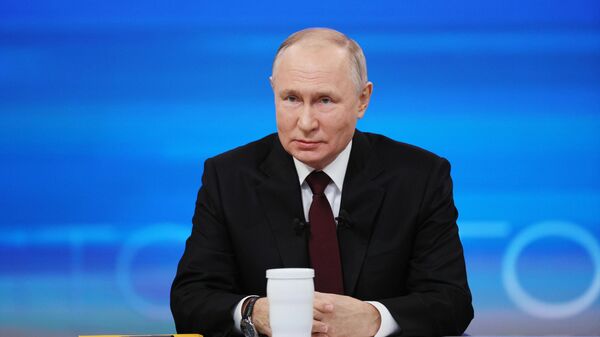 Президент РФ Владимир Путин проводит совместную прямую линию с гражданами и большую пресс-конференцию с журналистами в Гостином дворе - Sputnik Србија