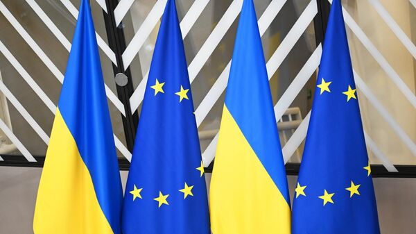 Zastave Ukrajine i EU - Sputnik Srbija
