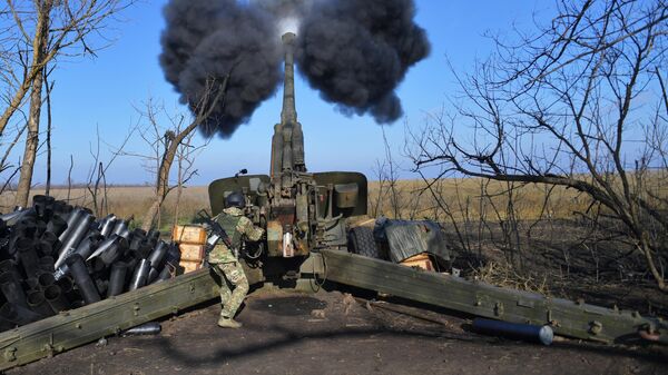 Руски артиљерци пуцају из хаубице мста Б у зони специјалне војне операције - Sputnik Србија