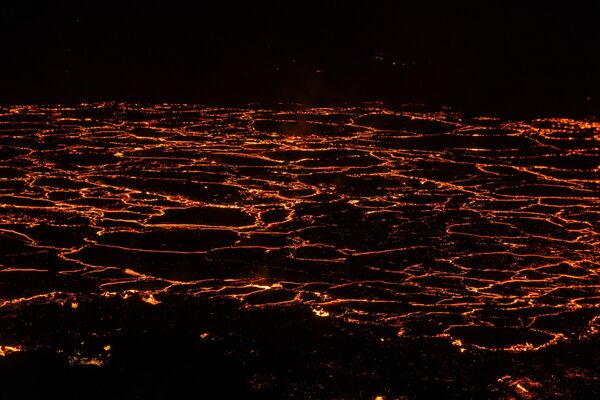 Фотографије показују како лава избија из вулкана, само сат времена након што је регистровано више земљотреса и других сеизмичких активности. - Sputnik Србија