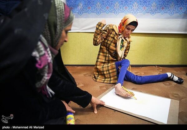 Umetnica Fatemeh Hamami iz Irana je zbog fizičkog invaliditeta, stopalima slikala fudbalere. - Sputnik Srbija