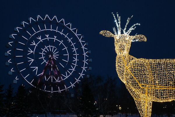 Михајловски кеј реке Об у Новосибирску украшен за Нову годину. - Sputnik Србија