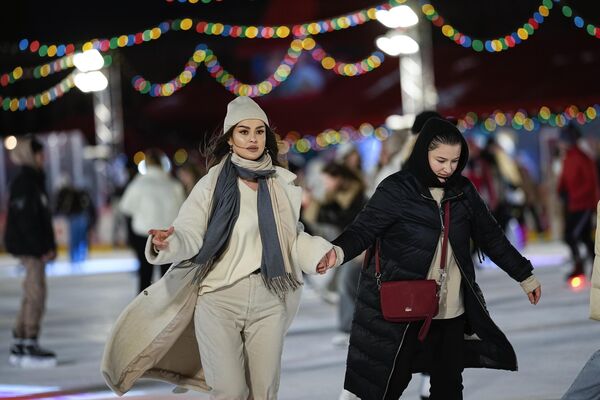 Uživanje u klizanju na otvorenom na Božićnoj pijaci postavljenoj na Crvenom trgu u Moskvi. - Sputnik Srbija
