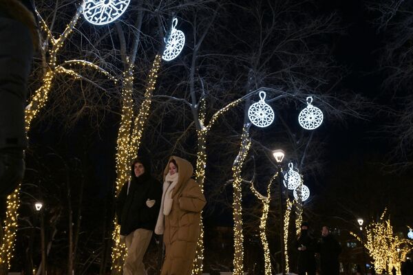Prolaznici na Pervomajskom trgu u Novosibirsku, okićenom za Novu godinu. - Sputnik Srbija