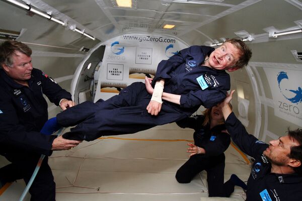 Poznati fizičar Stiven Hoking (u sredini) uživa u nultoj gravitaciji tokom leta u modifikovanom avionu Boing 727 u vlasništvu Zero Graviti Korp. Hokinga, koji pati od amiotrofične lateralne skleroze (takođe poznate kao Lu Gerigova bolest), rotiraju u vazduhu (desno) Piter Dijamandis, osnivač Zero G. Korp., i (levo) Bajron Lihtenberg, bivši specijalista za teret šatla, a sada predsednik Zero G. Ispod Hokinga kleči Nikol O&#x27;Brajen, medicinska sestra koja je Hokingova pomoćnica. - Sputnik Srbija
