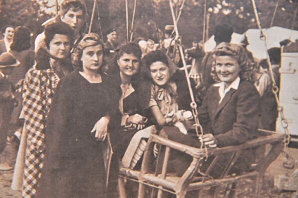 Вашар је био и прилика за упознавање. Девојке за удају обучене у своје најлепше хаљине, понеке окућене нискама дуката шетале су вашаром уз обавезну пратњу старије рођаке - Sputnik Србија
