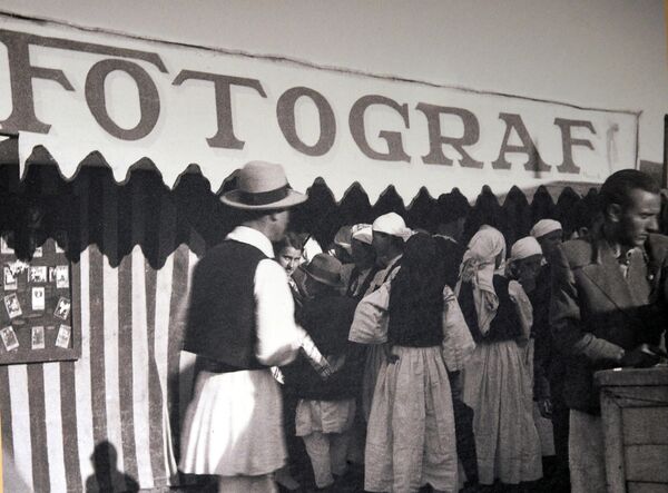 Ред код фотографа забележен оком фотографа 1936. године на вашару у  Грачаници (Босна и Херцеговина) - Sputnik Србија
