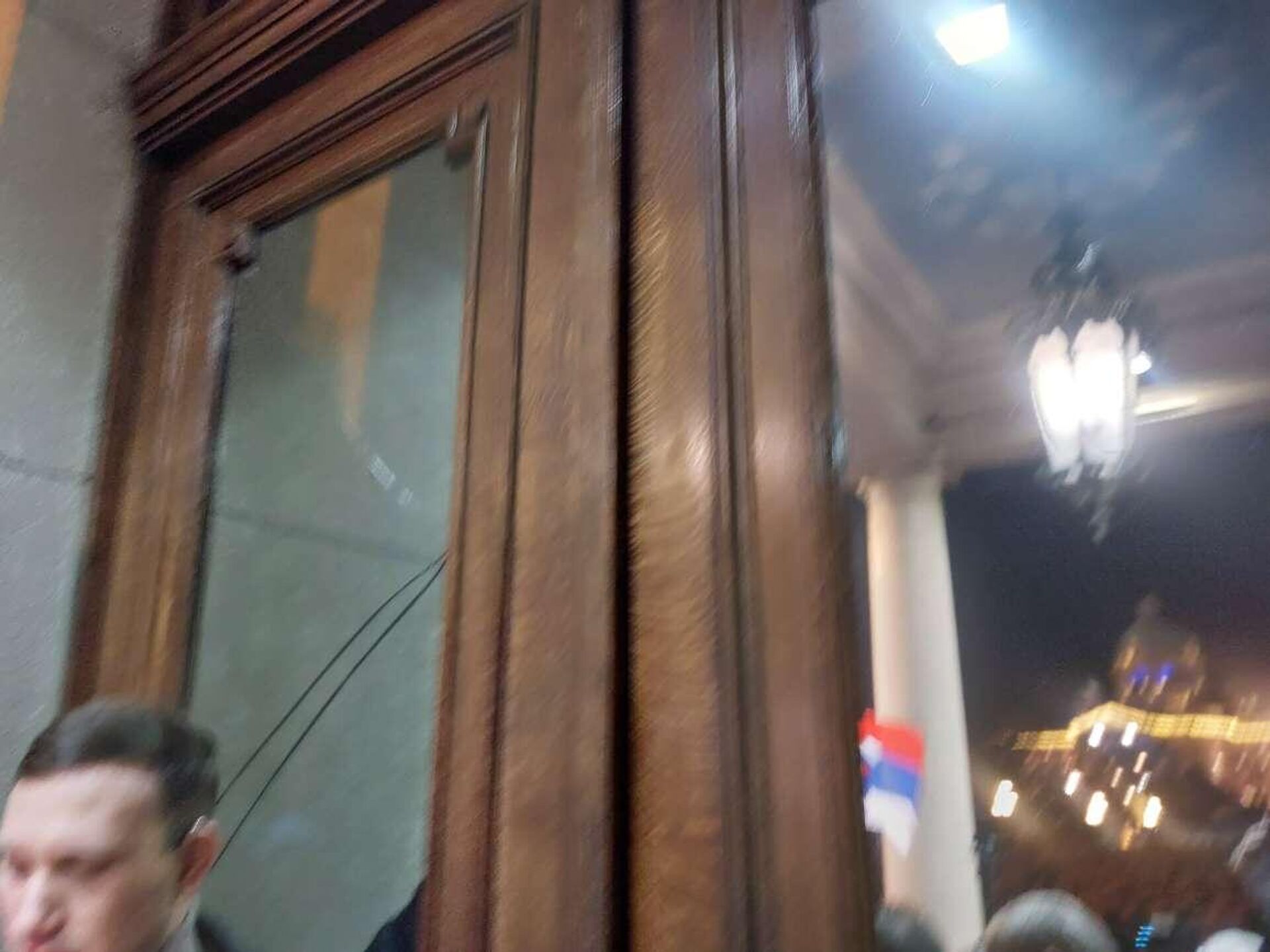 Разбијена стакла на вратима Скупштине града Београда - Sputnik Србија, 1920, 24.12.2023