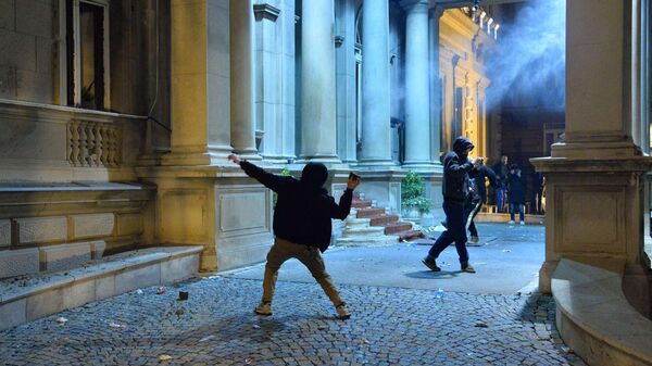 Demonstranti gađaju kamenicama Skupštinu grada - Sputnik Srbija
