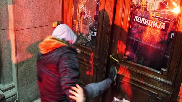Demonstranti pokušavaju da upadnu u zgradu Skupštine grada Beograda tokom protesta koalicije Srbija protiv nasilja (SPN). - Sputnik Srbija