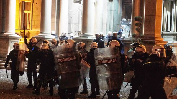 Kordon policije ispred Skupštine grada Beograda potiskuje demonstrante tokom protesta koalicije Srbija protiv nasilja  - Sputnik Srbija