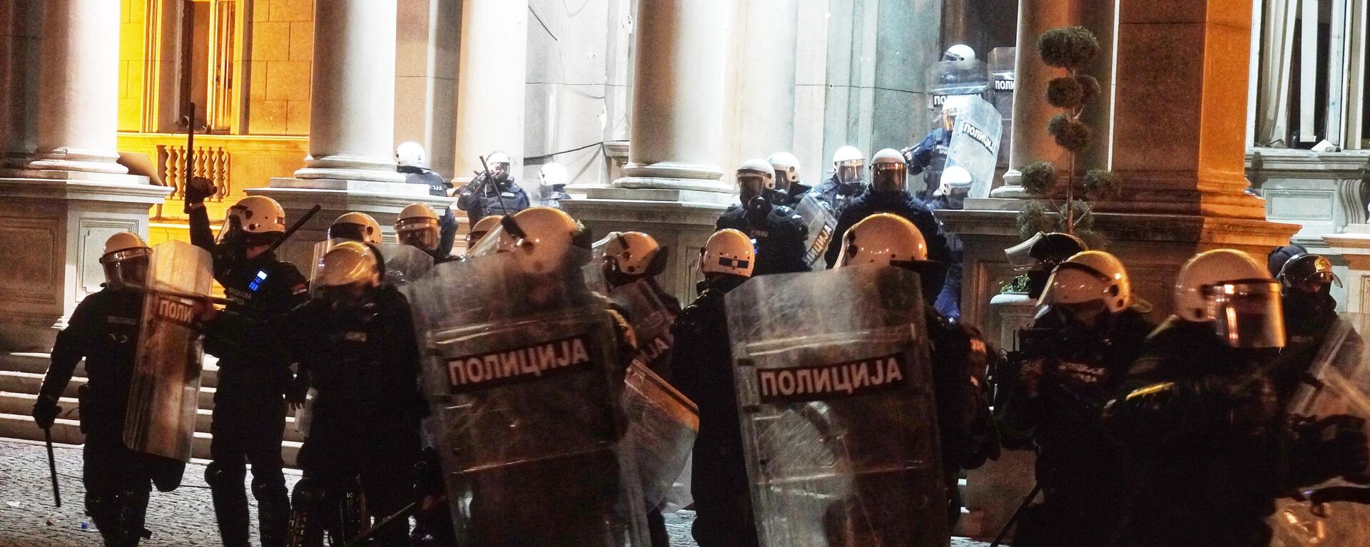 Kordon policije ispred Skupštine grada Beograda potiskuje demonstrante tokom protesta koalicije Srbija protiv nasilja  - Sputnik Srbija, 1920, 24.12.2023