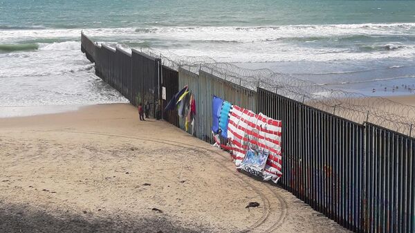 Зид на граници САД у мексичкој Тихуани - Sputnik Србија