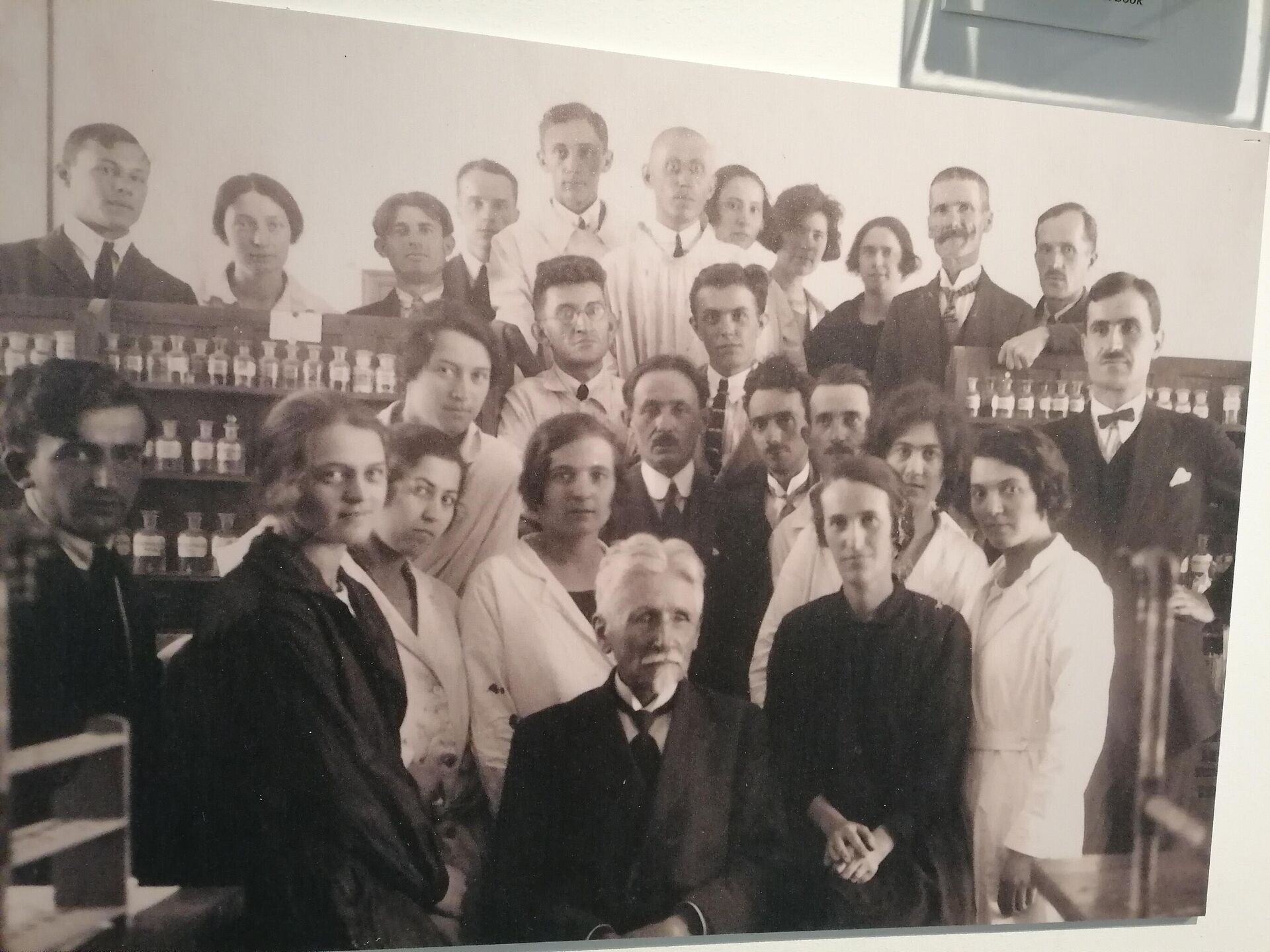 Сима Лозанић у лабораторији са ученицима и сарадницима - Sputnik Србија, 1920, 25.12.2023