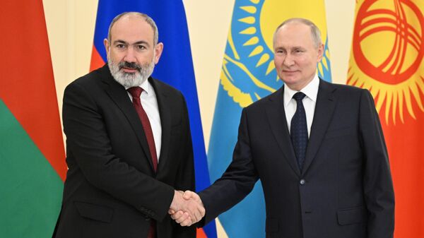 Predsednici Rusije Vladimir Putin i Jermenije Nikol Pašinjan na samitu EAES u Sankt Peterburgu - Sputnik Srbija