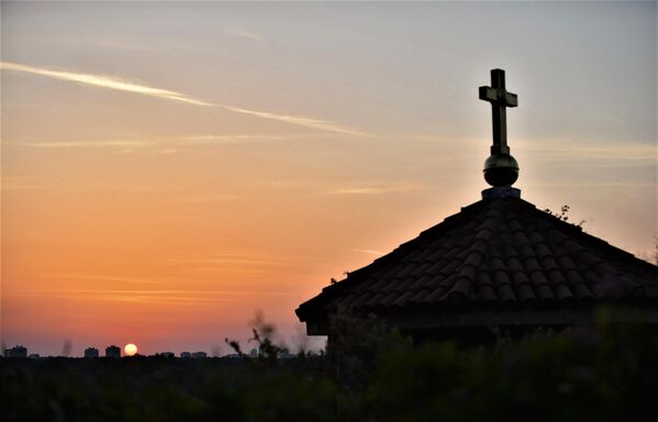 Предање каже да је много година након смрти, њено нетрулежно тело извађено из гроба и положено у Храм Светих Петра и Павла у Епивату (Турска). Од тада, њене чудотворне мошти постале су место ходочашћа и молитве верника, како хришћана тако и муслимана. - Sputnik Србија
