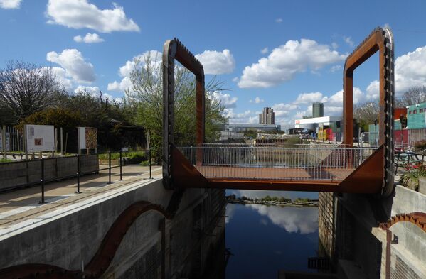 Покретни мост &quot;Коди док&quot; (Cody Dock Rolling Bridge), који је пројектовао Томас Рандал Пејџ. Мост се ручно котрља помоћу витла за наизменично кретање пешака и чамаца. - Sputnik Србија