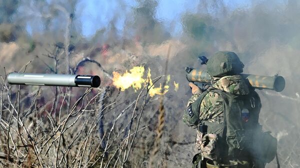 Руски војник испаљује ракету из лансера Шмељ у зони специјалне војне операције - Sputnik Србија