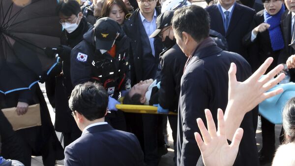 Lider južnokorejske opozicione Demokratske partije Li Džae-mjung napadnut je danas tokom posete jugoistočnom lučkom gradu Busanu. - Sputnik Srbija