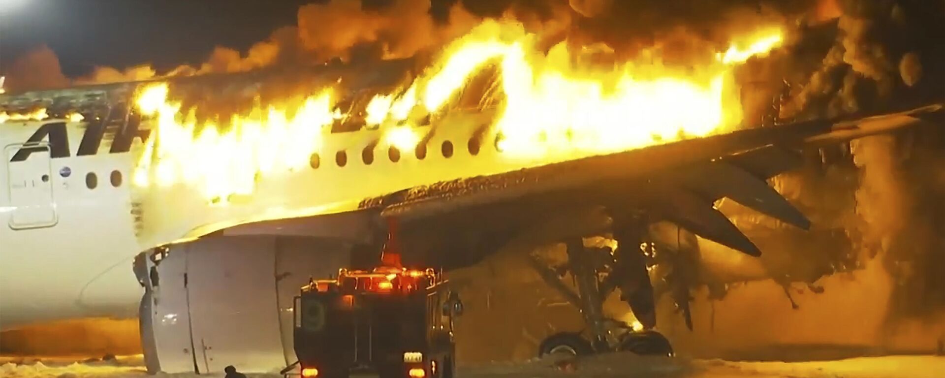 Avion Japan Erlajnsa potpuno izgoreo posle sudara sa drugim avionom na pisti - Sputnik Srbija, 1920, 02.01.2024