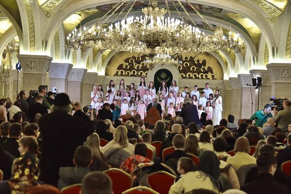 Церемонија поделе божићних пакетиће деци у Крипти Храма Светог Саве - Sputnik Србија
