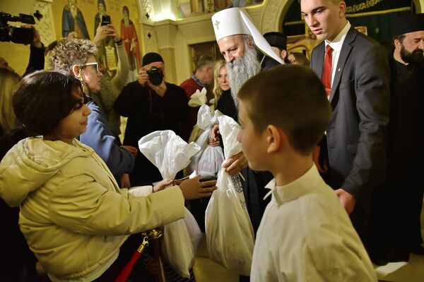 Patrijarh Porfirije deli božićne paketiće deci - Sputnik Srbija
