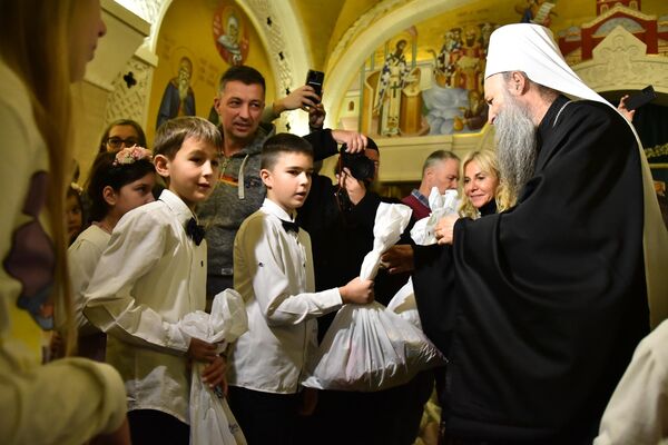 Versko dobrotvorno starateljstvo Arhiepiskopije beogradsko-karlovačke već šest godina organizuje Božićno darivanje  - Sputnik Srbija
