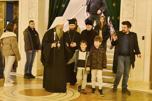 Nekoliko mališana je Patrijarha dočekalo na ulazu u Kriptu Hrama - Sputnik Srbija