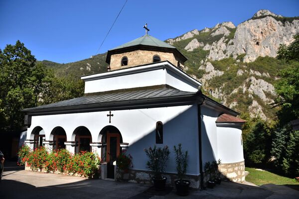 Манастир Преображење је подигнут на десној страни Мораве, у подножју планине Овчар. Манастир је, након изградње, октобра 1940. године освештао Владика Николај Велимировић, тада епископ Жички - Sputnik Србија